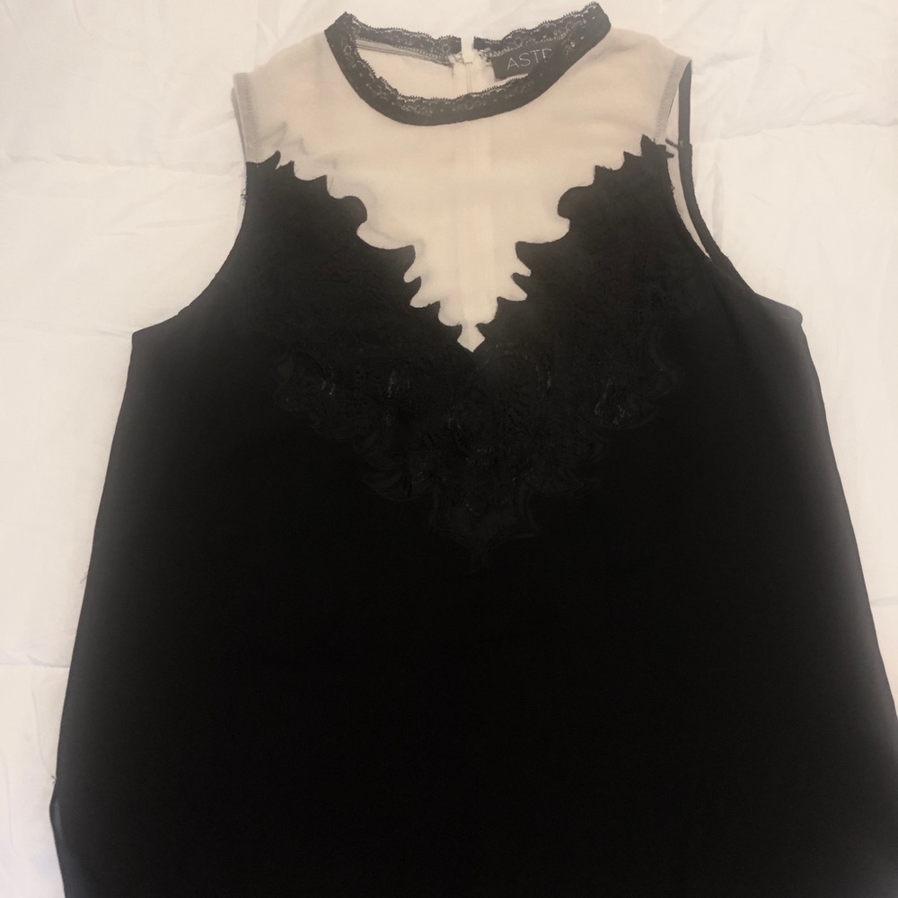 ASTR Sleeveless Blouse